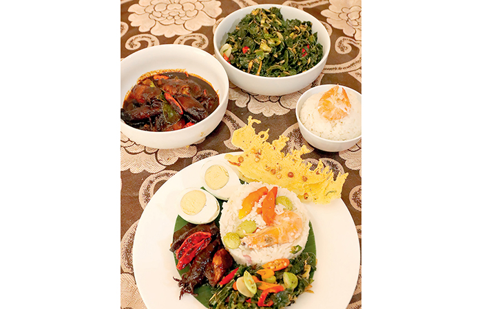LENGKAP: Sajian nasi liwet dengan cumi-cumi bumbu hitam dan tumis daun pepaya yang menggugah selera. Cocok dijadikan menu acara spesial. - Image