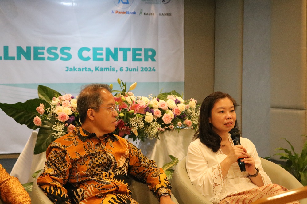 Direktur Rumah Sakit Atma Jaya (RSAJ) Devi Anggraeni (kanan) menjelaskan pelayanan untuk lansia di Jakarta. - Image