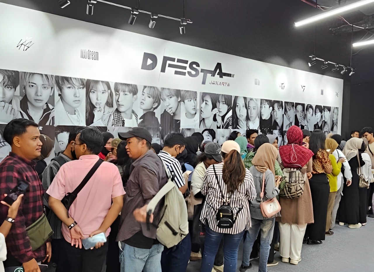 Antrean pengunjung D’FESTA Jakarta 2024 pada hari pertama pembukaan pameran festival K-POP tersebut, Jumat (7/6). - Image
