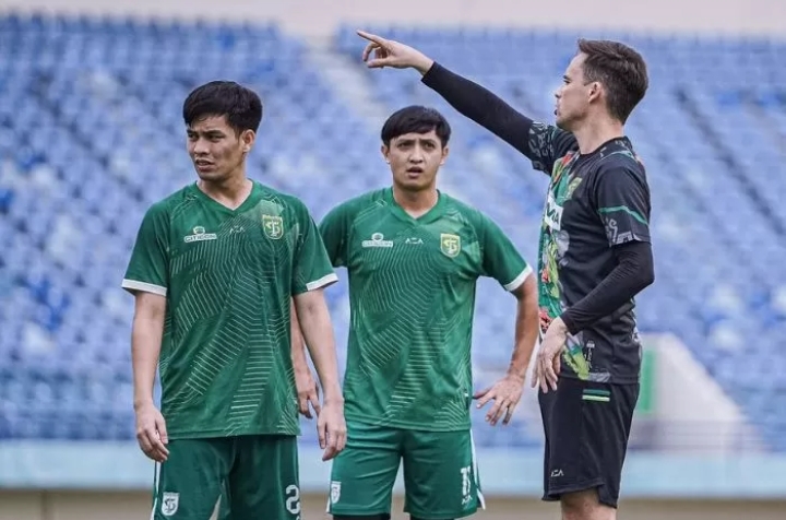 Paul Munster beserta tim kepelatihannya akan dipertahankan Persebaya untuk mengarungi Liga 1 musim depan./Persebaya via Jawa Pos - Image