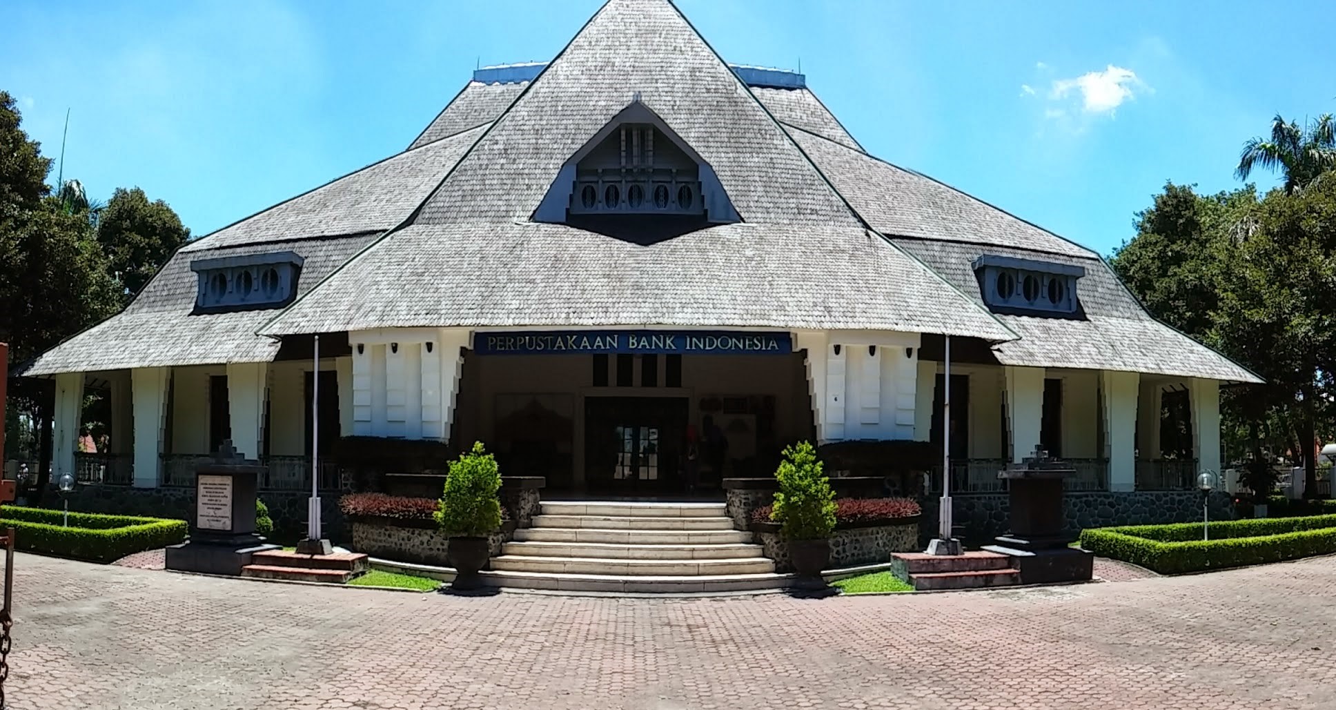 Perpustakaan Bank Indonesia Surabaya pada siang hari./Bappedalitbang Surabaya - Image