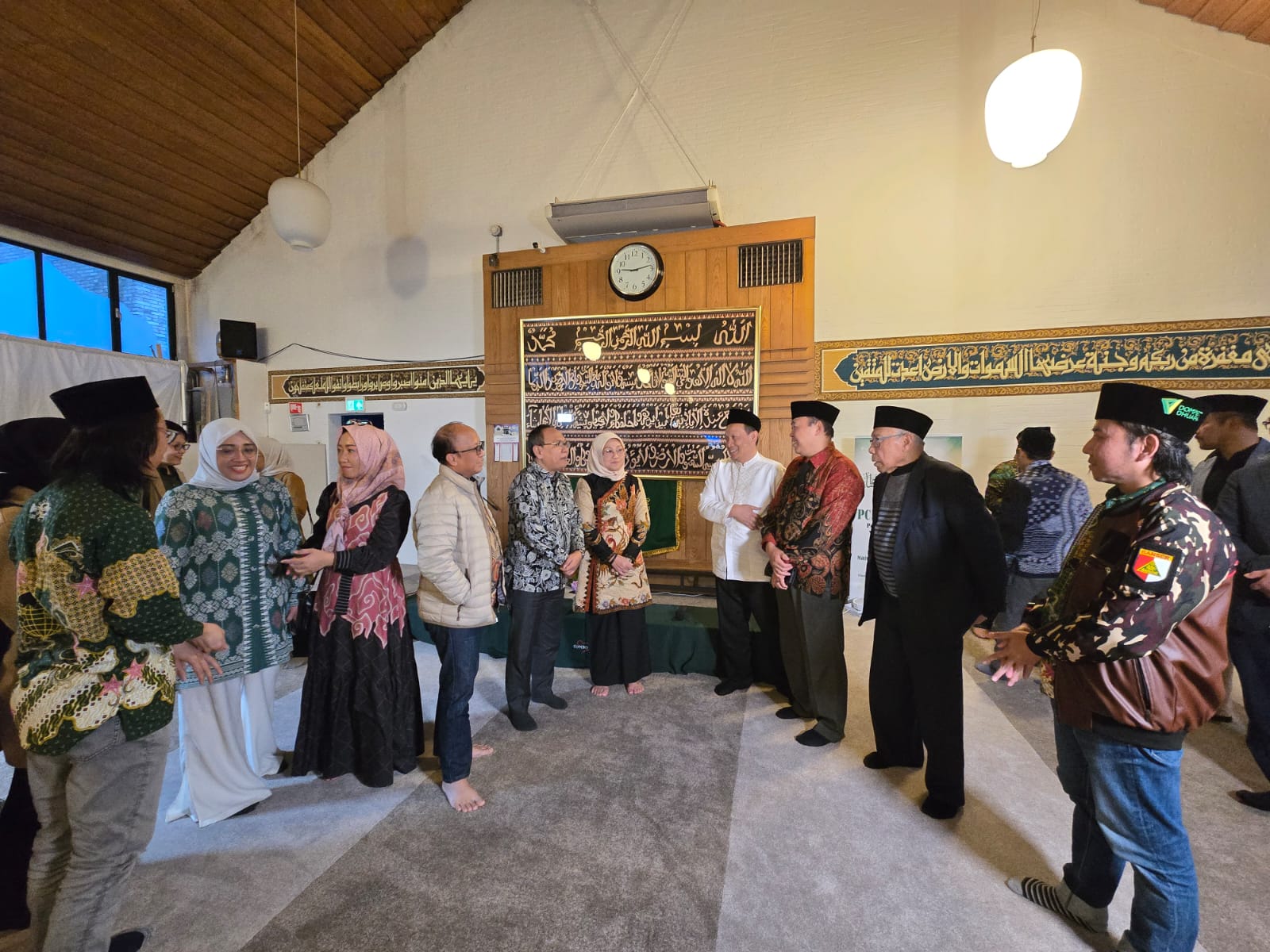 Menaker Ida Fauziyah saat menemui Pengurus Cabang Istimewa (PCI) Nahdlatul Ulama (NU) Belanda, di Den Haag, Minggu (9/6/2024). (Istimewa) - Image