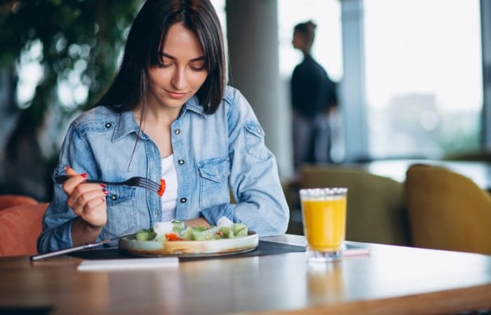 Ilustrasi perempuan yang makan sendirian di restoran (freepik/senivpetro) - Image