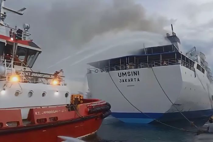 Kapal Tunda Jayanegara 201 membantu pemadaman kebakaran di KM Umsini milik PT Pelni di Pelabuhan Makassar, Minggu (9/6). - Image