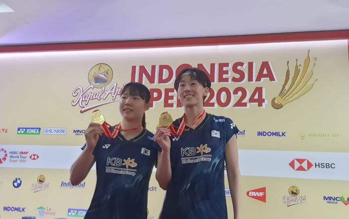 Baek Ha Na/Lee So Hee pamerkan medali yang didapat usai juara di Kapal Api Indonesia Open 2024. - Image