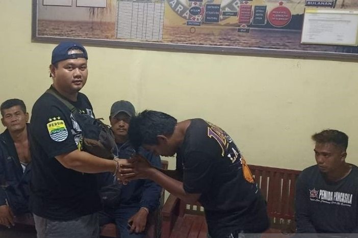 Pelaku penyerangan dan korban rombongan wayang asal Bandung sepakat berdamai secara kekeluargaan. - Image