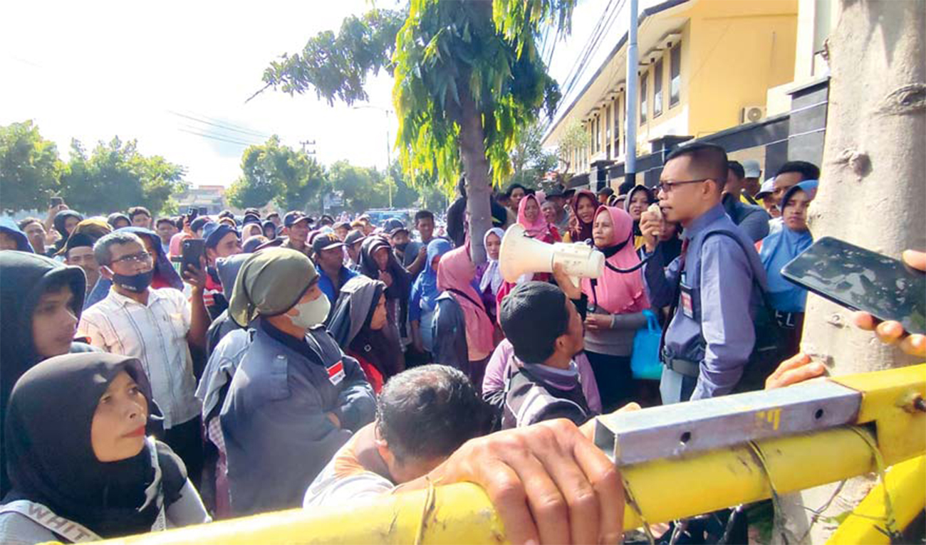 AKSI DUKUNGAN: Penasihat hukum warga Pakel, Ahmad Rifai, berorasi di depan pintu masuk Polresta Banyuwangi kemarin (10/6). - Image