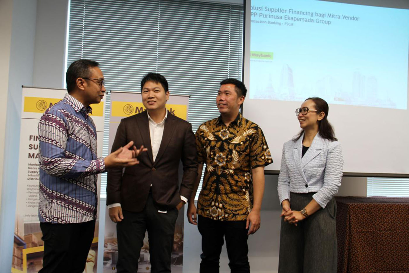 Head of Transaction Banking Maybank Indonesia Ade Rangkoto (paling kiri) memberikan penjelasan kepad