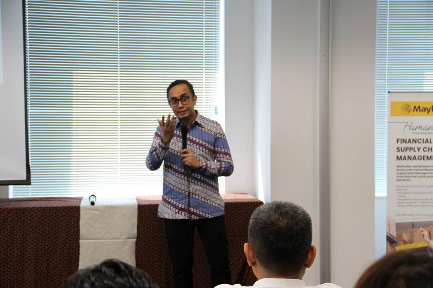 Head of Transaction Banking Maybank Indonesia Ade Rangkoto menyampaikan sambutan dalam Seminar Suppl
