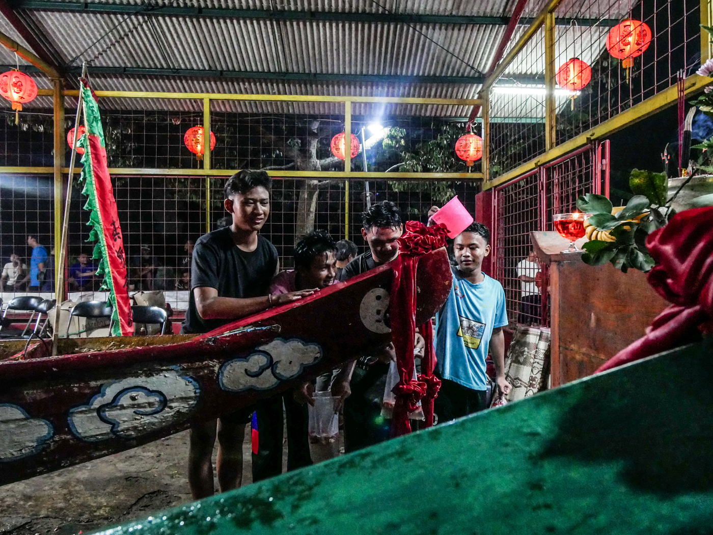 Umat Tionghoa melakukan prosesi pemandian perahu papak di Kadang Perahu Papak Tanah Gocap, Tangerang