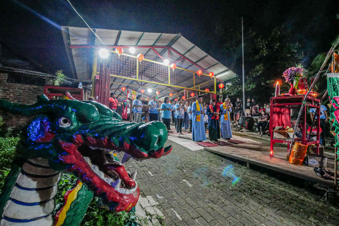 Umat Tionghoa melakukan prosesi pemandian perahu papak di Kadang Perahu Papak Tanah Gocap, Tangerang