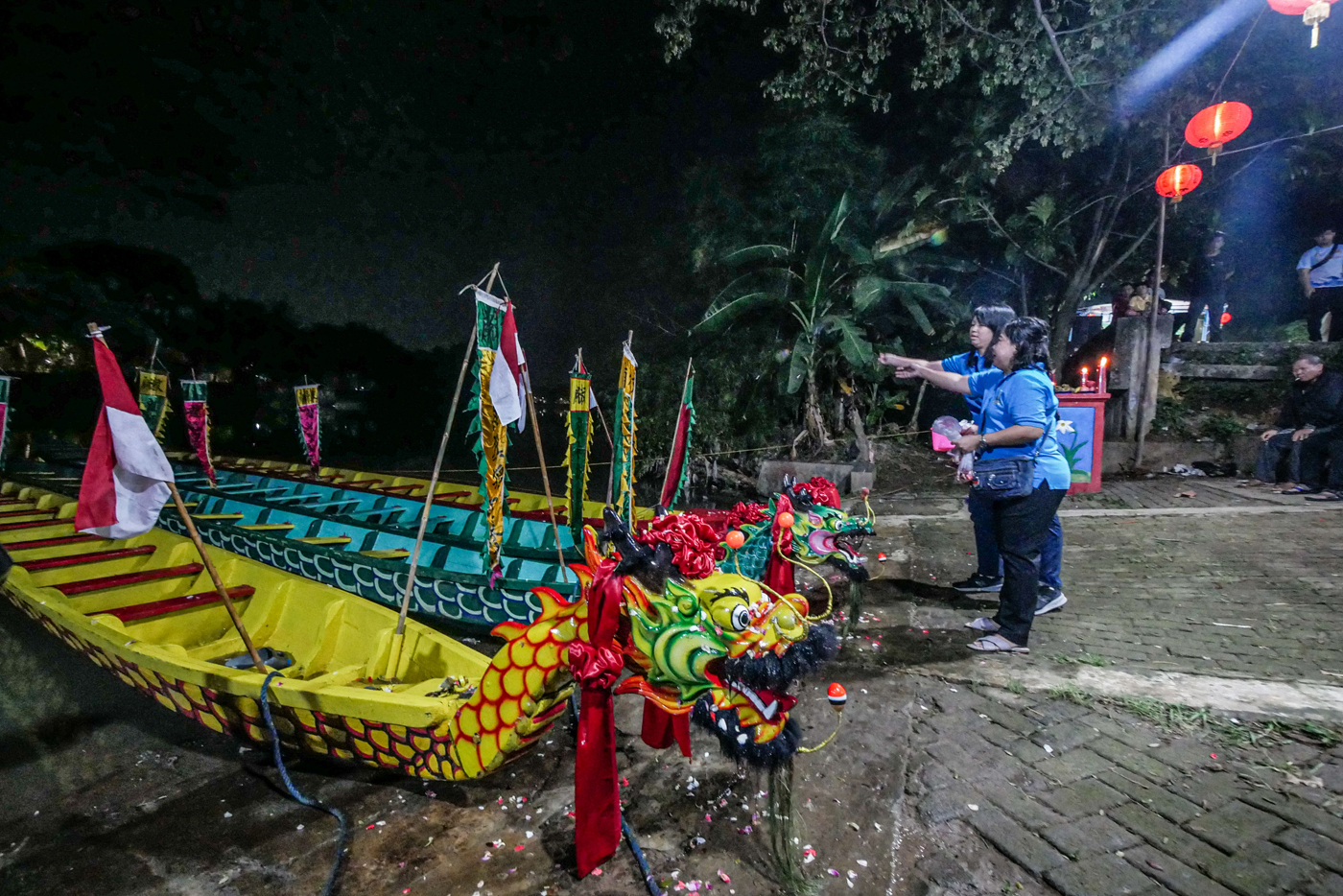 Umat Tionghoa melakukan prosesi pemandian perahu papak di Kadang Perahu Papak Tanah Gocap, Tangerang