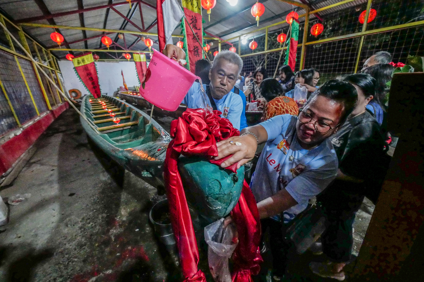 Umat Tionghoa melakukan prosesi pemandian perahu papak di Kadang Perahu Papak Tanah Gocap, Tangerang