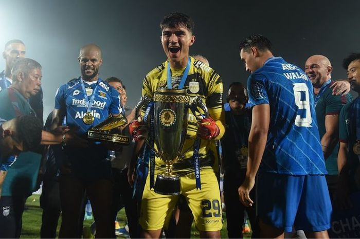 JUARA: Kevin Ray Mendoza berhasil membuktikan dirinya sebagai kiper tangguh dengan juara Liga 1 Indonesia bersama Persib Bandung. (Instagram Kevin Ray Mendoza) - Image