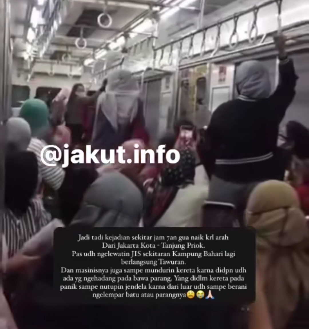 KAI Commuter memastikan bahwa perjalanan commuterline (KRL) tetap beroperasi normal meskipun ada aksi tawuran yang terjadi di kawasan Kampung Bahari. (@jakut.info.) - Image