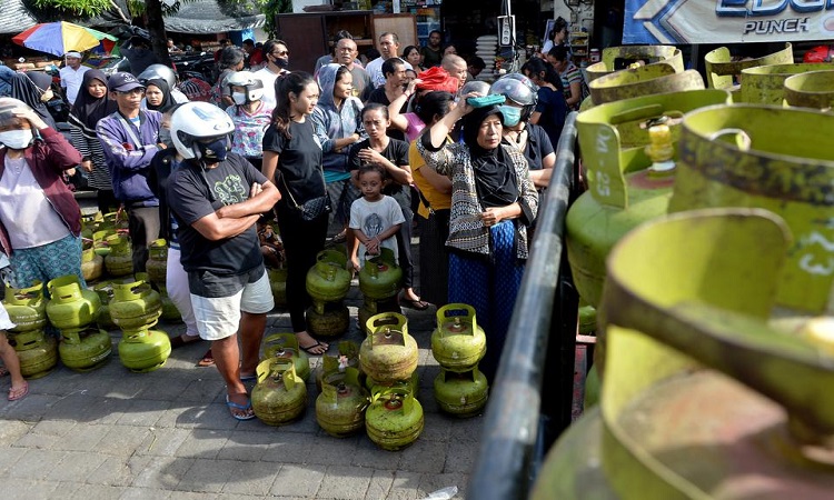 Pembelian LPG 3 kg atau gas melon dilakukan wajib dengan Kartu Tanda Penduduk./ Istimewa - Image
