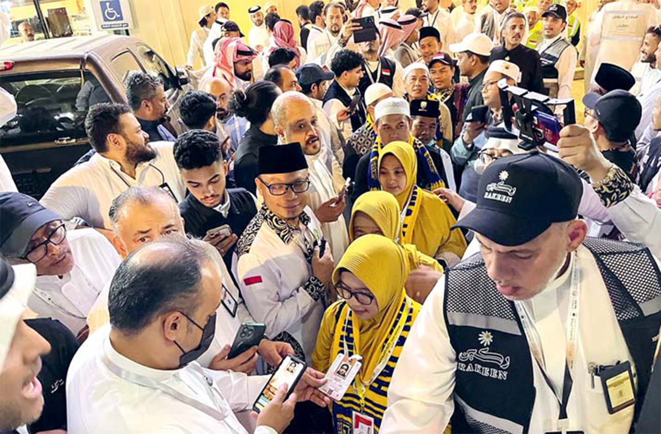 UJI COBA: Petugas melakukan simulasi pengantaran CJH Indonesia masuk ke Armuzna. Dalam simulasi itu, petugas mendeteksi kartu nusuk setiap jemaah sebelum masuk bus pengantar. - Image