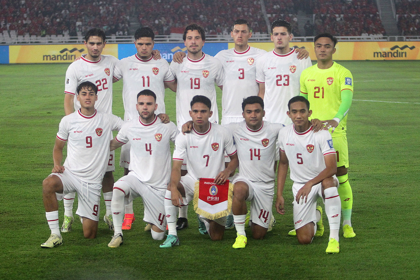 Pesepak bola Timnas Indonesia berfoto bersama sebelum melawan Timnas Filipina dalam laga lanjutan Grup F Kualifikasi Piala Dunia 2026 zona Asia di Stadion Utama Gelora Bung Karno (SUGBK), Senayan, Jakarta, Selasa (11/6/2024). - Image