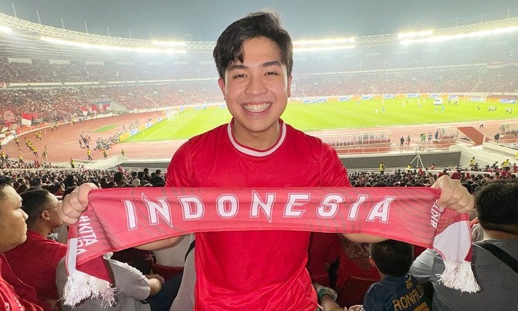 Jerome Polin mendukung langsung Timnas Indonesia saat melawan Filipina di Stadion Utama GBK, Selasa (11/6). - Image