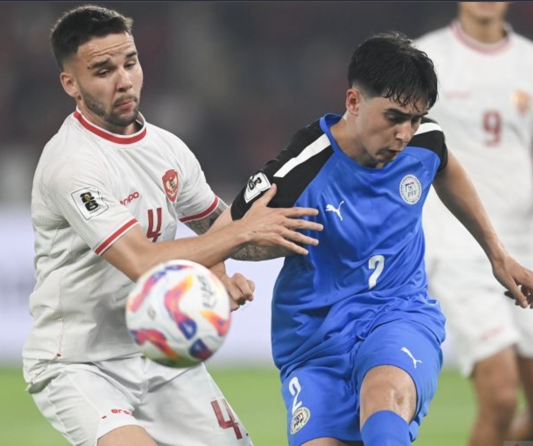Calvin Verdonk (kiri) saat tampil membela Timnas Indonesia - Image