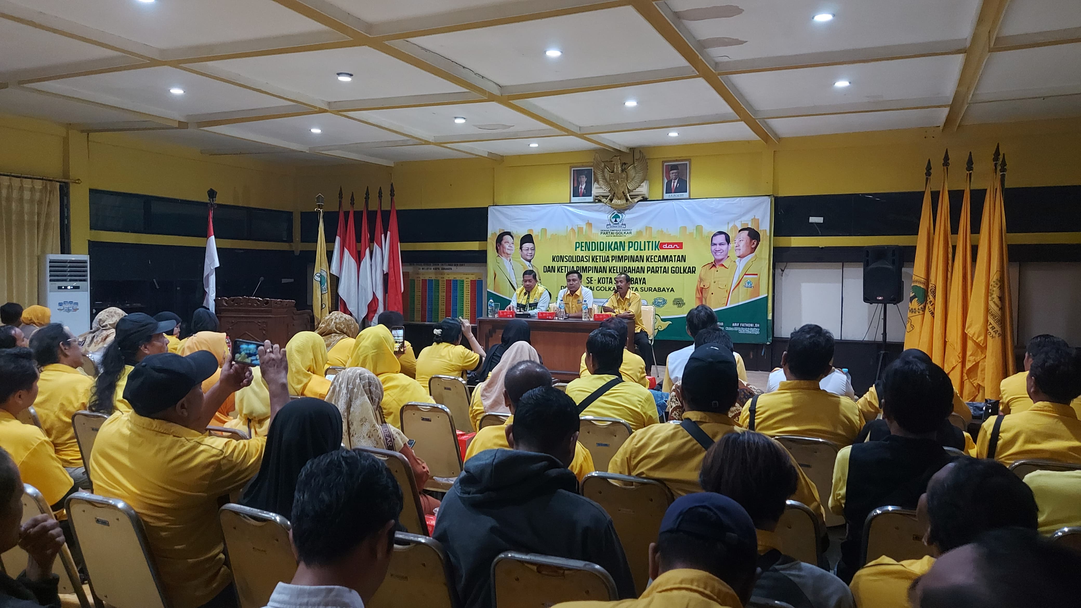 Konsolidasi pimpinan kecamatan dan kelurahan se-Surabaya di Kantor DPD Golkar Surabaya. - Image