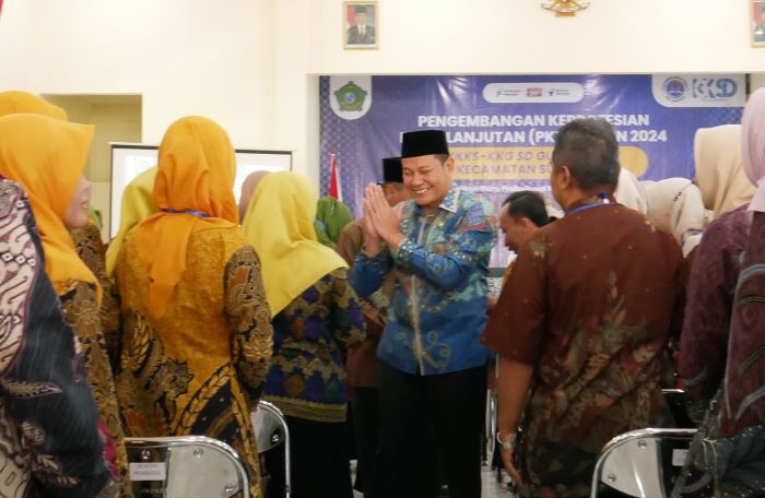 Plt Bupati Sidoarjo Subandi menghadiri Kegiatan PKB KKKS-KKG se Kecamatan Sukodono di Gedung PGRI Sidoarjo pada Selasa (11/6). - Image