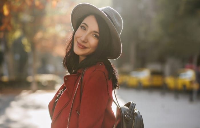 Ilustrasi perempuan yang berkarakter kuat dan berkepribadian otentik. (freepik/lookstudio) - Image