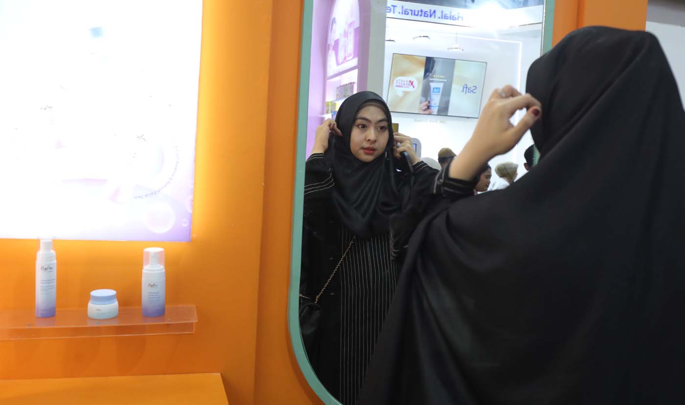 dr. Shindy Putri brand owner Reglow bersama pengunjung meramaikan Booth Reglow di Acara Jakarta X Be