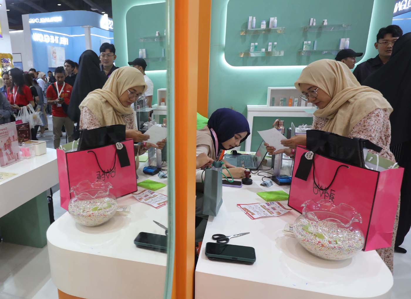 Pengunjung meramaikan Booth Reglow di Acara Jakarta X Beauty di Jakarta.