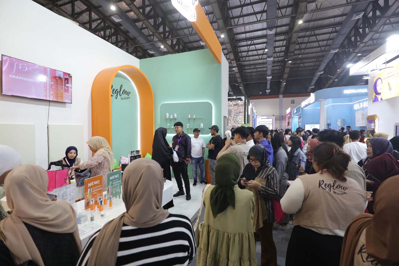 Pengunjung meramaikan Booth Reglow di Acara Jakarta X Beauty di Jakarta.