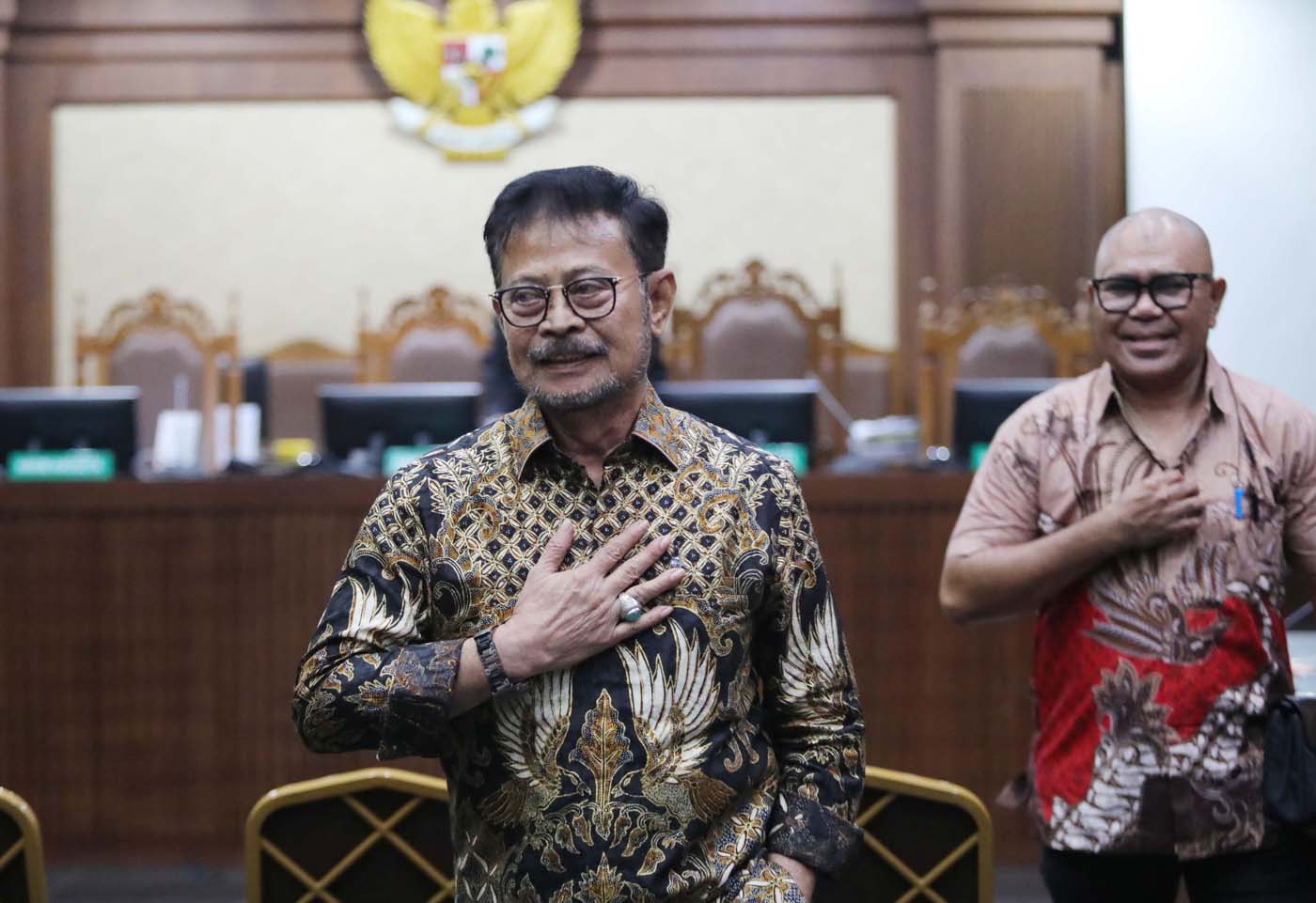 Terdakwa kasus pemerasan dan gratifikasi di Kementerian Pertanian yang juga mantan Menteri Pertanian Syahrul Yasin Limpo (tengah) usai menjalani sidang lanjutan di Pengadilan Tipikor, Jakarta, Rabu (12/6/2024). - Image