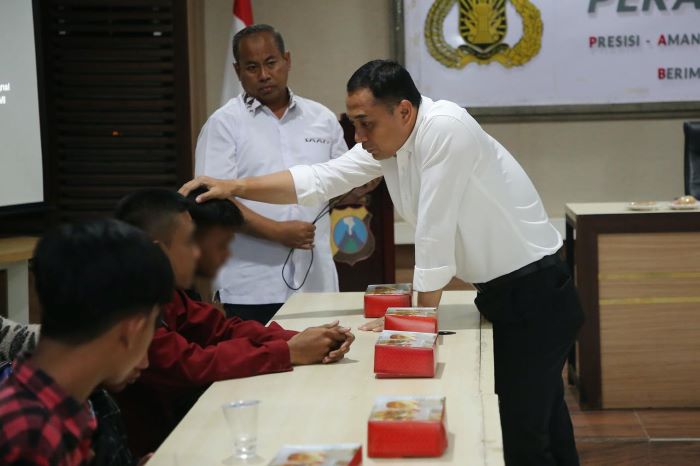 Wali Kota Surabaya Eri Cahyadi menghadiri mediasi terhadap 11 anak berhadapan dengan hukum di kantor Polresta Pelabuhan Tanjung Perak Kota Surabaya. - Image