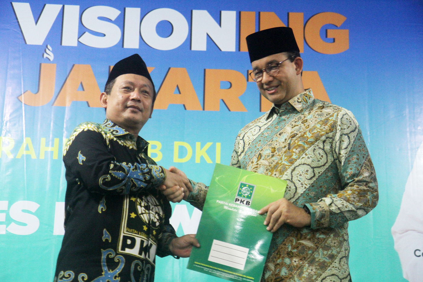 Gubernur DKI Jakarta periode 2017-2022 Anies Baswedan (tengah) menerima surat rekomendasi partai dari Ketua Dewan Pengurus Wilayah (DPW) PKB DKI Jakarta Hasbiallah Ilyas (kiri) disaksikan Sekretaris DPW PKB Mohammad Fauzi (kanan) saat bersilaturahmi ke Ka - Image