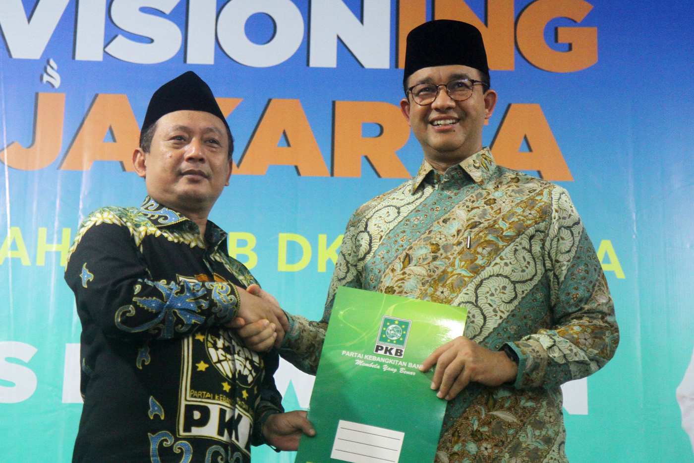 Gubernur DKI Jakarta periode 2017-2022 Anies Baswedan (kanan) menerima surat rekomendasi DPW PKB DKI Jakarta, Kamis (13/6). - Image