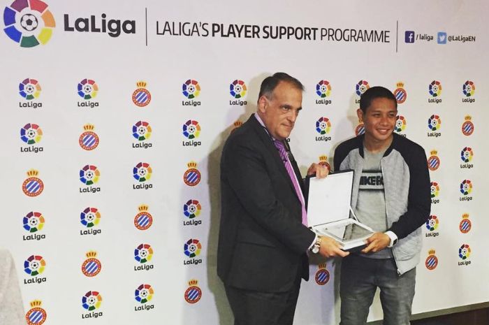 KENANGAN: Evan Dimas sempat melakukan trial bersama RCD Espanyol pada media 2016. (Instagram Evan Dimas) - Image