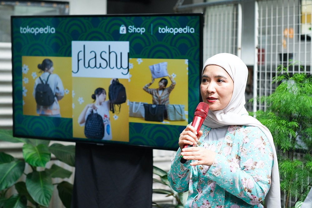 Pendiri brand tas parasut lokal Flashy, Windy Wulandry saat membagikan pengalamannya. - Image