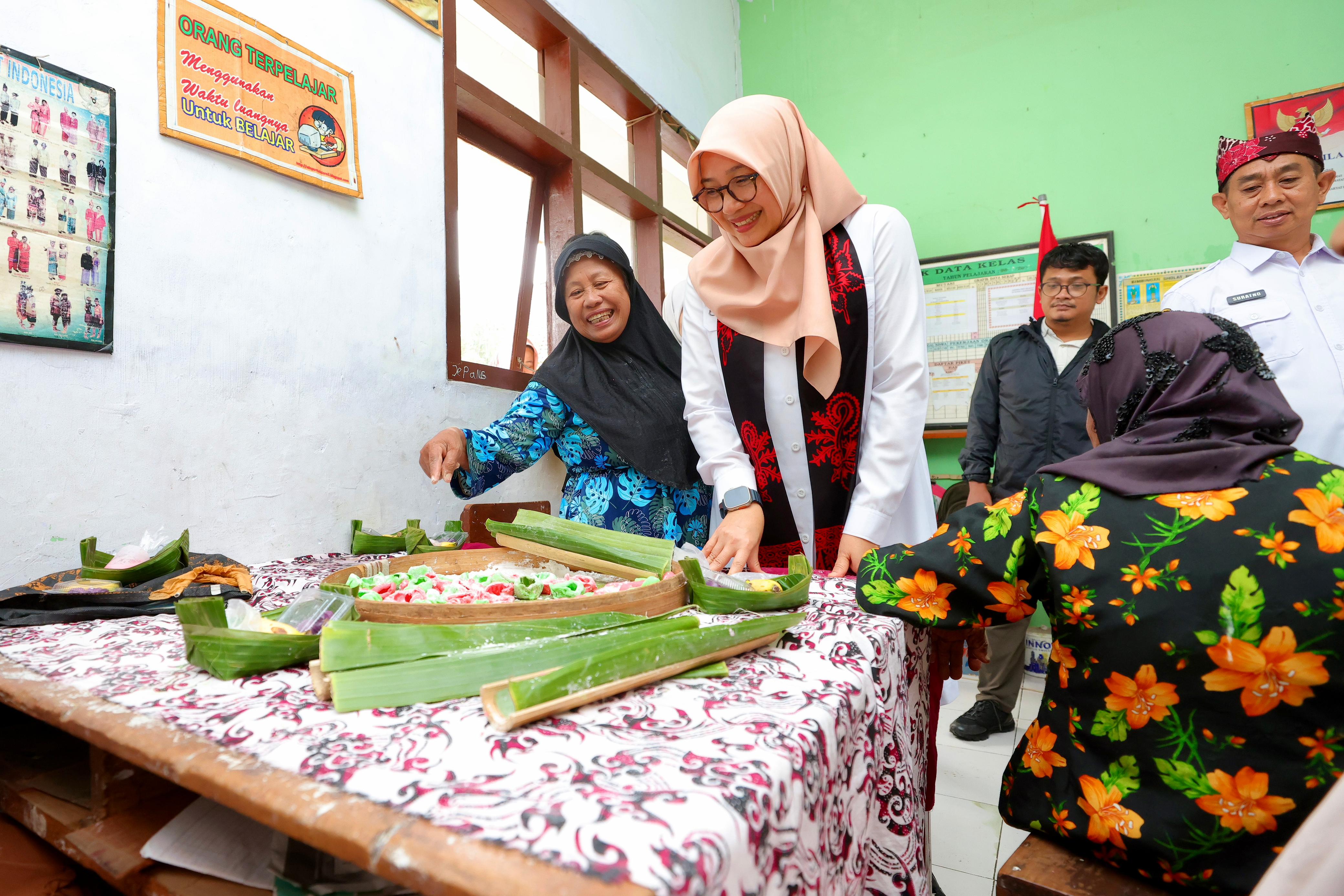 Bupati Banyuwangi Ipuk Fiestiandani mengunjungi sekolah lansia. (Dok. Pemkab Banyuwangi) - Image