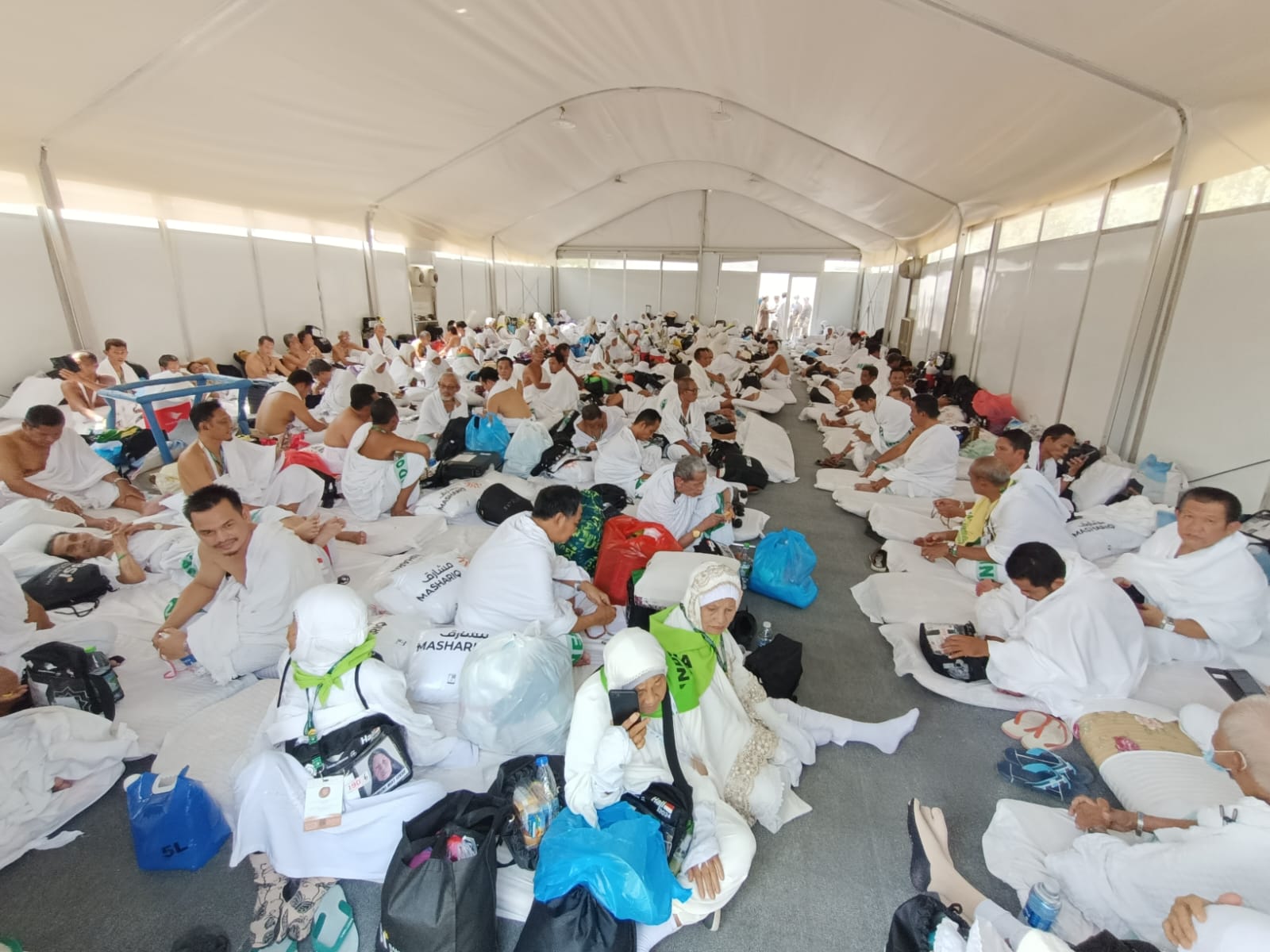 TENDA BESAR: salah satu rombongan jamaah asal Indonesia di tenda tempat mereka menginap di maktab 68 Arafah. - Image