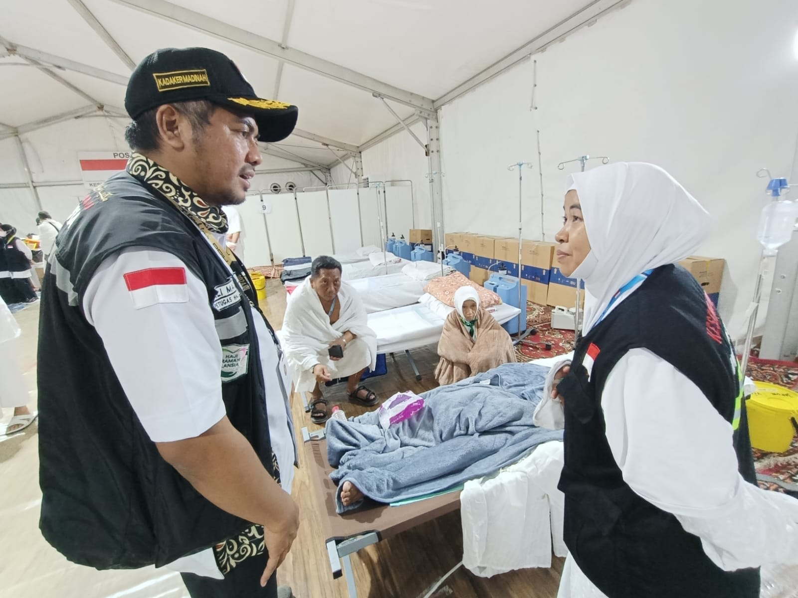 MEMANTAU: Kepala Satgas Arafah PPIH Arab Saudi Ali Machzumi (kiri) mengunjungi para jamaah Indonesia yang dirawat di KKHI tenda misi haji di Arafah pada Jumat (15/6) dinihari. - Image