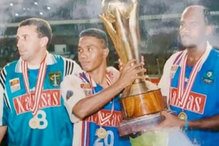 IKONIK: Jersey Persebaya Surabaya era Liga Indonesia 1996/1997 jadi jersey paling keren di Liga Indonesia menurut Vindes. (SejarahPersebaya.com) - Image