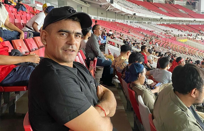 Cristian Gonzales beri tanggapan positif mengenai dirinya beserta keluarganya yang menonton pertandingan Timnas Indonesia vs Filipina dari kursi tribun Stadion Utama Gelora Bung Karno, Senayan. - Image