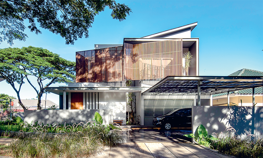 Fasad depan BGH House dengan kisi-kisi kayu.