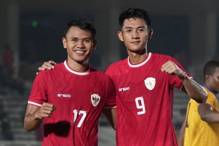 DICORET: Jika beberapa pemain keturunan datang tepat waktu sebelum putaran ketiga kualifikasi Piala Dunia 2026, Malik Risaldi (kanan) berpotensi dicoret dari Timnas Indonesia. Instagram Malik Risaldi - Image