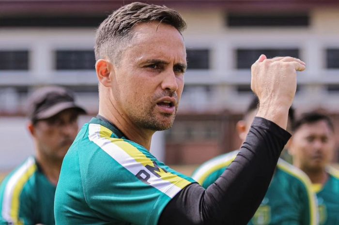 STRATEGI: Paul Munster dan manajemen Persebaya Surabaya punya strategi khusus menyikapi 8 kuota pemain asing di Liga 1 Indonesia musim depan. (Persebaya Surabaya) - Image