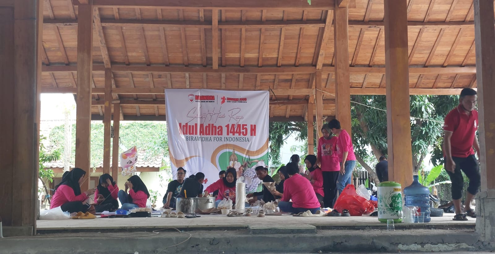 Sejumlah warga di daerah gayungan Surabaya Jawa Timur mendapat momen berharga saat menerima daging kurban dalam perayaan Hari Raya Idul Adha 1445 H pada Senin (17/8). (Istimewa) - Image