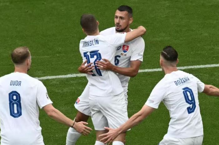 Selebrasi pemain Slowakia usai mencetak gol lawan Belgia dalam pertandingan Grup E Piala Eropa 2024 pada Selasa (18/6). - Image