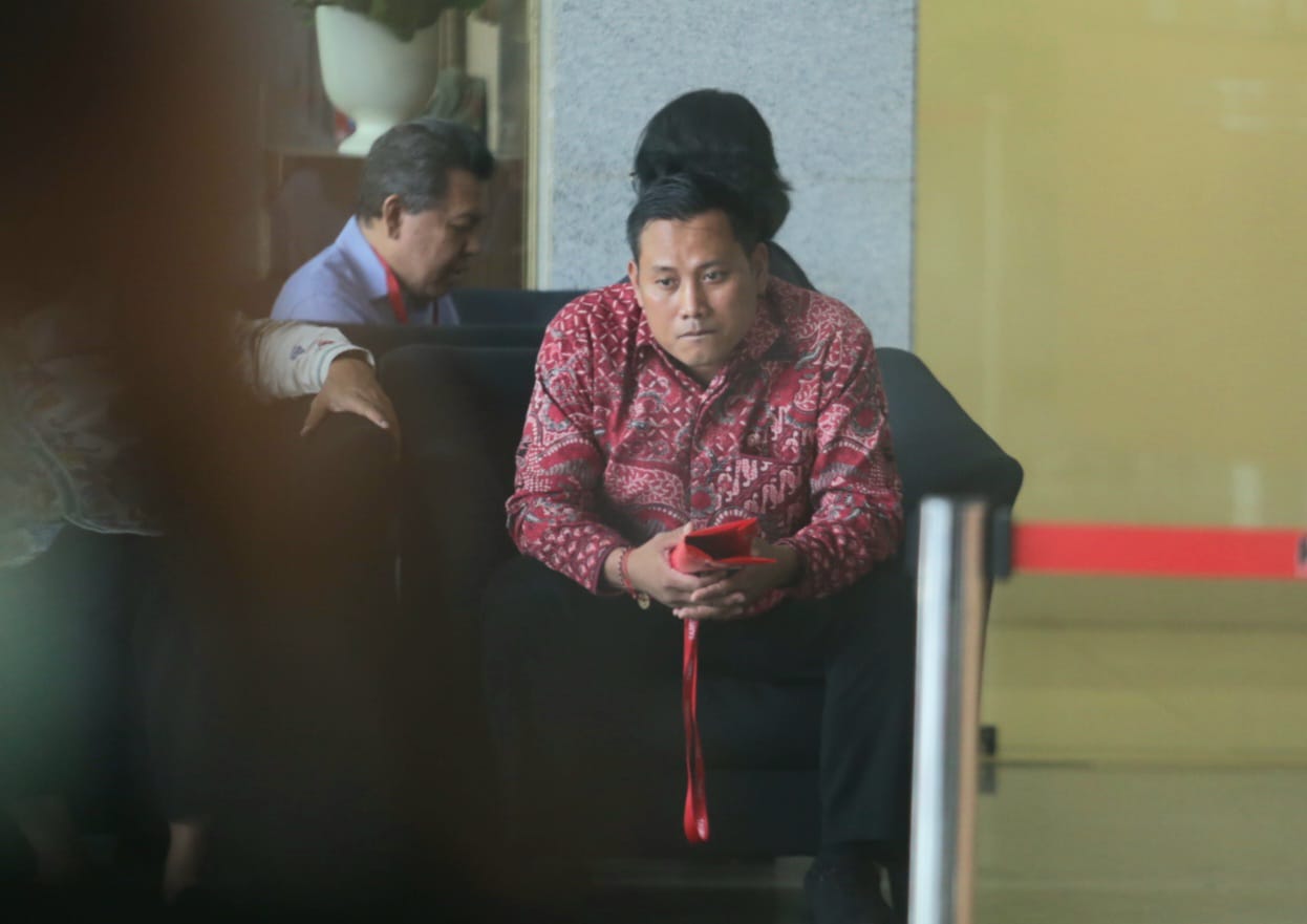 Staf Sekjen PDI Perjuangan Hasto Kristiyanto, Kusnadi tiba untuk menjalani pemeriksaan di gedung KPK, Jakarta, Rabu (19/6/2024). - Image