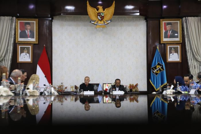 Wakil Wali Kota Surabaya Armuji menerima kunjungan Wali Kota Piraeus, Yunani, Mr Loannis Moralis pada Rabu (19/6). - Image
