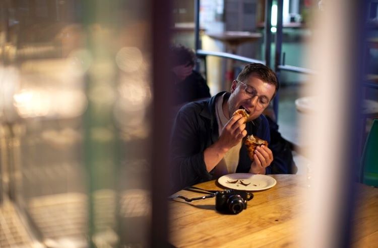 Ilustrasi- Orang yang makan sendiri di restoran tanpa canggung. (Freepik) - Image