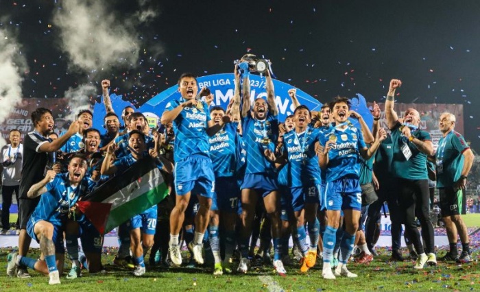 MULAI BERLATIH: Pemain Persib Bandung dan ofisial tim mengangkat piala usai menjadi juara BRI Liga 1 2023/2024 di Stadion Gelora Bangkalan, Bangkalan, Jawa Timur, Jumat (31/5). ANTARA/Rizal Hanafi - Image